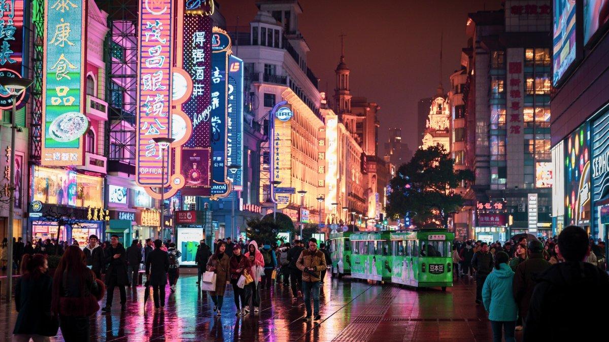 Ilustrasi suasana malam hari di Shanghai, China.
