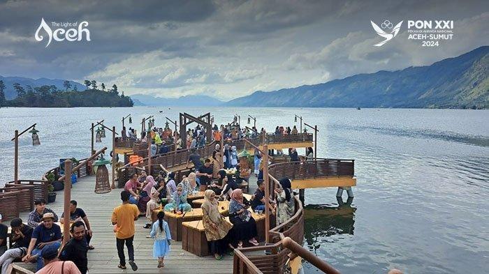 Wisatawan menikmati panorama Danau Lut Tawar dari Dermaga Pante Menye, Takengon, Aceh Tengah.
