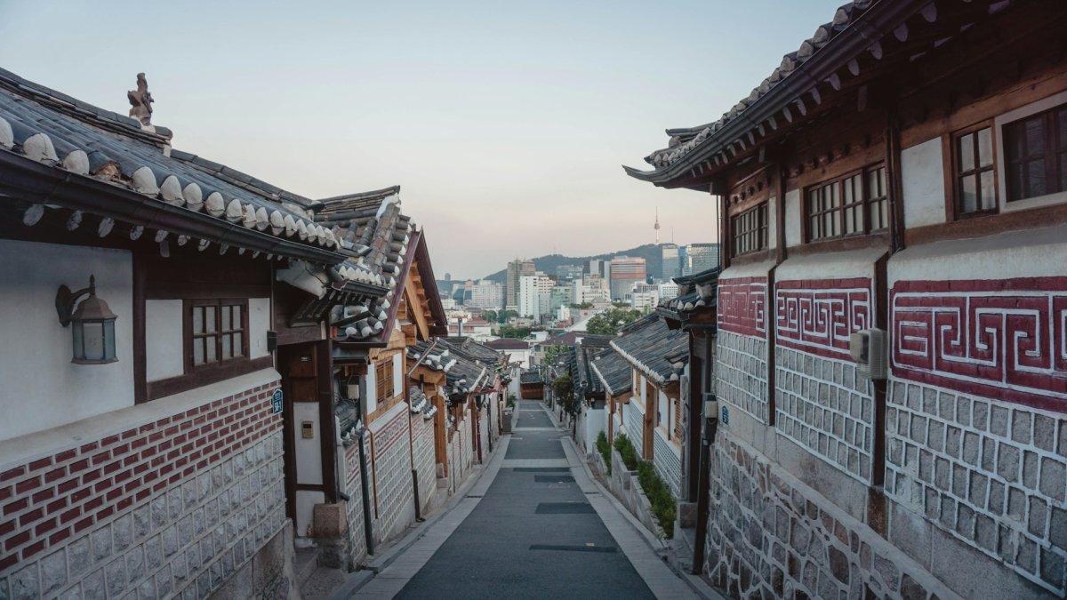Desa Bukchon Hanok, satu tempat wisata di Seoul Korea Selatan.