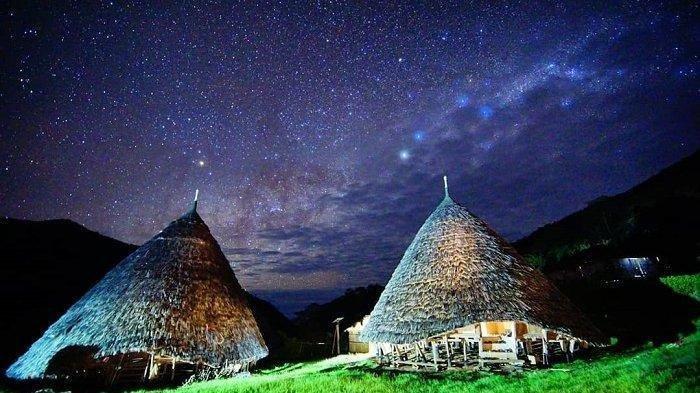 Desa Wae Rebo saat malam hari.