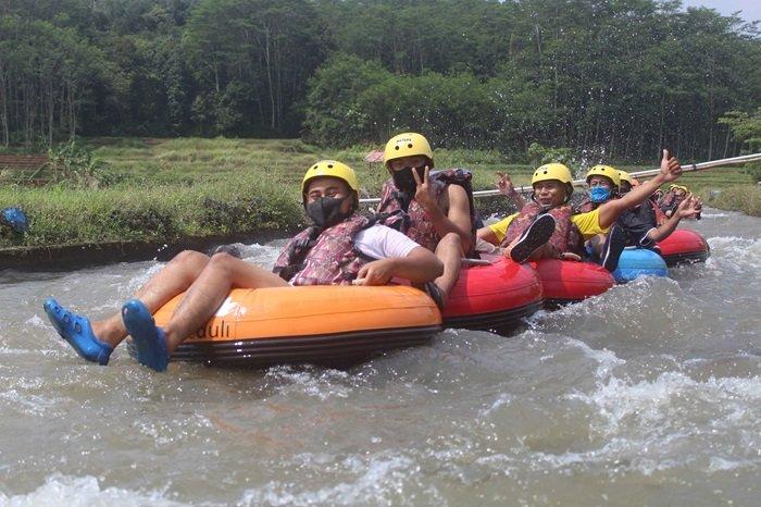 Para wisatawan yang menikmati tubing di Desa Wisata Pandansari, Batang, Jawa Tengah.