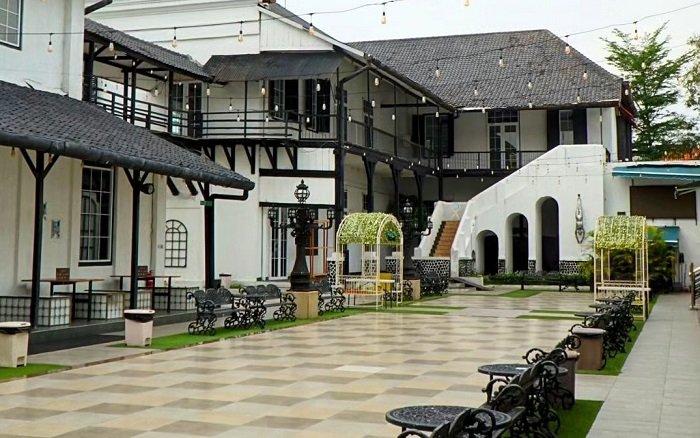 Gedung Djoeang 45 merupakan salah satu bangunan bersejarah yang kini menjadi tempat wisata kekinian di Kota Solo.