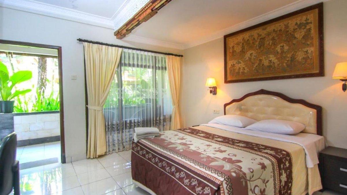 Dewa Bharata Bungalows Legian, satu hotel bintang 3 dekat Pantai Kuta Bali dengan tarif inap mulai Rp 100 ribuan.