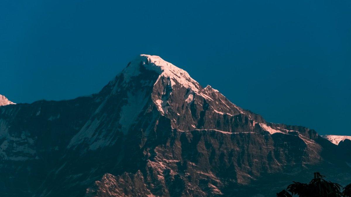Dhaulagiri, satu gunung tertinggi di dunia.