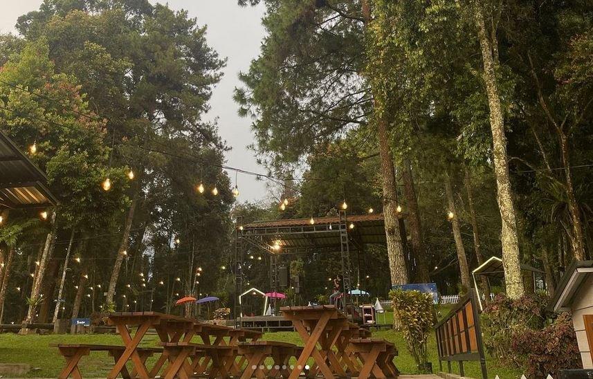 Di Bawah Langit Selabinta Sukabumi.