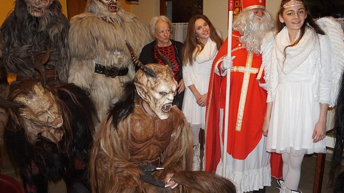 Di daerah pegunungan tertentu di Austria, di Carinthia, Krampus muncul sekitar tanggal 6 Desember dan- berbeda dengan Santo Nikolas, yang ditemani oleh para malaikat - menghukum anak-anak yang berperilaku buruk