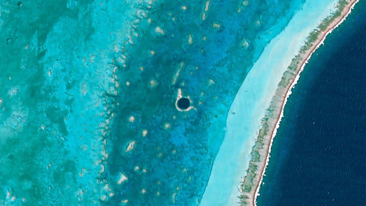 Di sekitar Great Blue Hole di Lighthouse Reef, Belize, dilihat dari satelit Hodoyoshi-1.