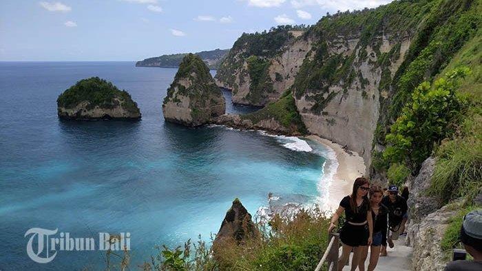 Wisatawan berkunjung ke Diamond Beach, Nusa Penida, Bali.