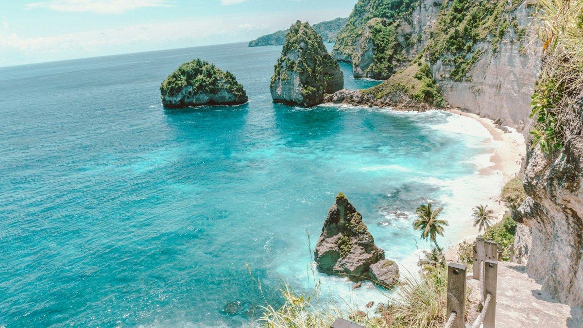Diamond Beach, satu tempat wisata populer di Nusa Penuda Bali buat dijelajahi.