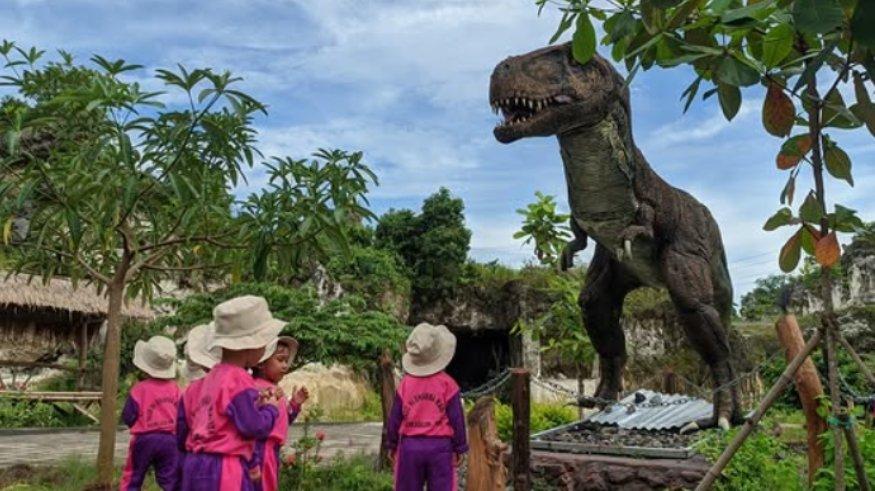 Dino Park Wisata Gunung Pundut Gresik.