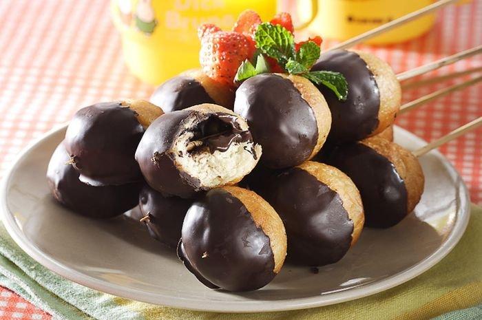 Donat pisang isi cokelat.