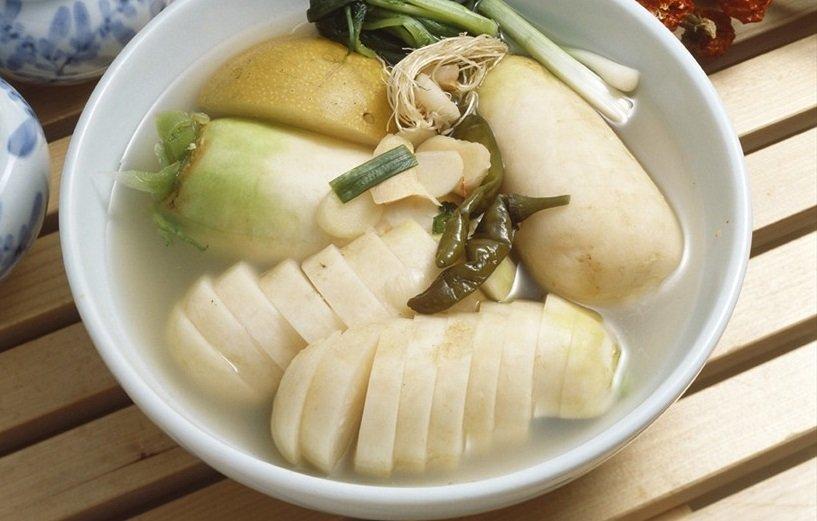 Dongchimi, satu variasi kimchi.