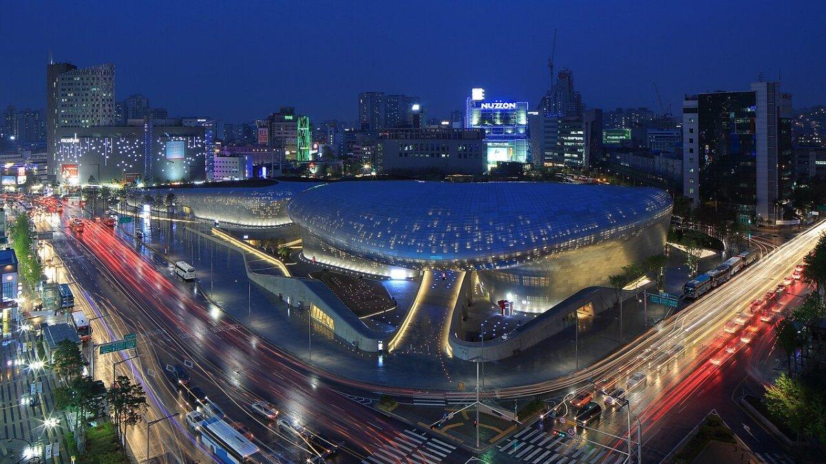 Dongdaemun Design Plaza, satu tempat wisata di Seoul Korea Selatan yang gratis buat dikunjungi.