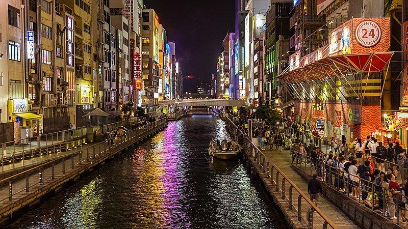 Dotombori, satu tempat wisata murah di Jepang yang bisa dikunjungi solo traveler dengan anggaran terbatas.