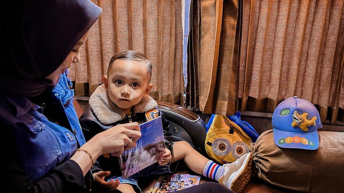 Duduk nyaman, hati senang. Anak-anak bisa menikmati perjalanan sambil bermain puzzle gratis dari Juragan99 Trans, khusus di musim liburan ini!