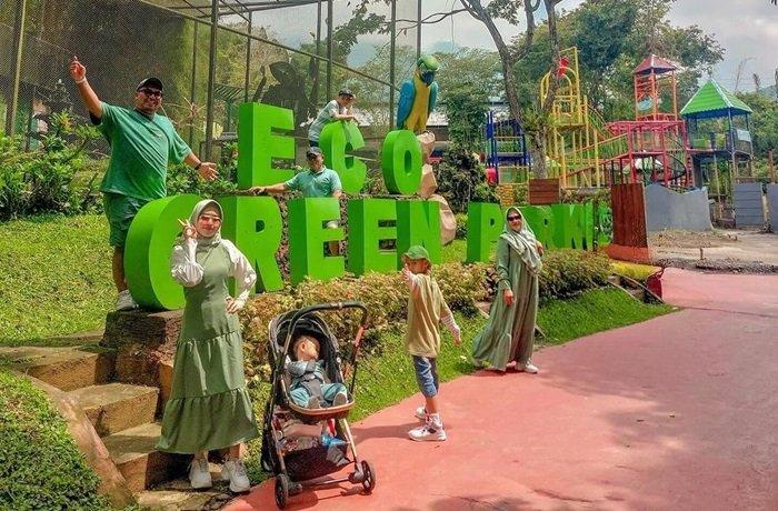 Potret pengunjung Eco Green Park di Batu, Jawa Timur.