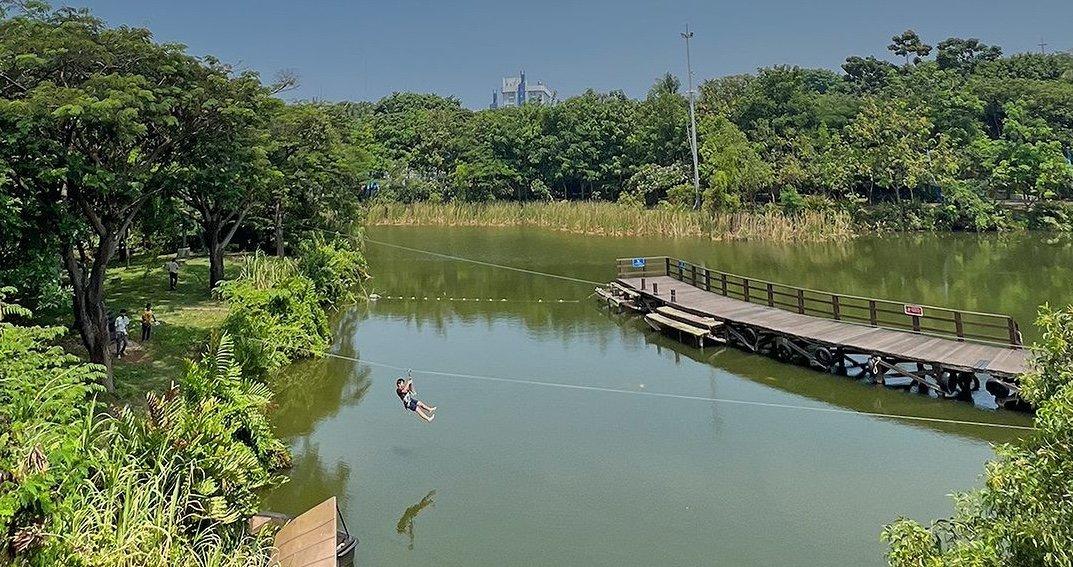 Wahana flying fox di Ecopark Ancol, Jakarta.