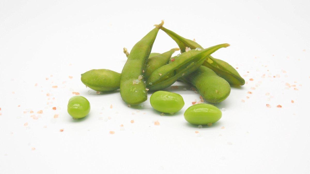 Edamame, satu makanan yang bisa kamu konsumsi sepuasnya tanpa takut berat badan naik.