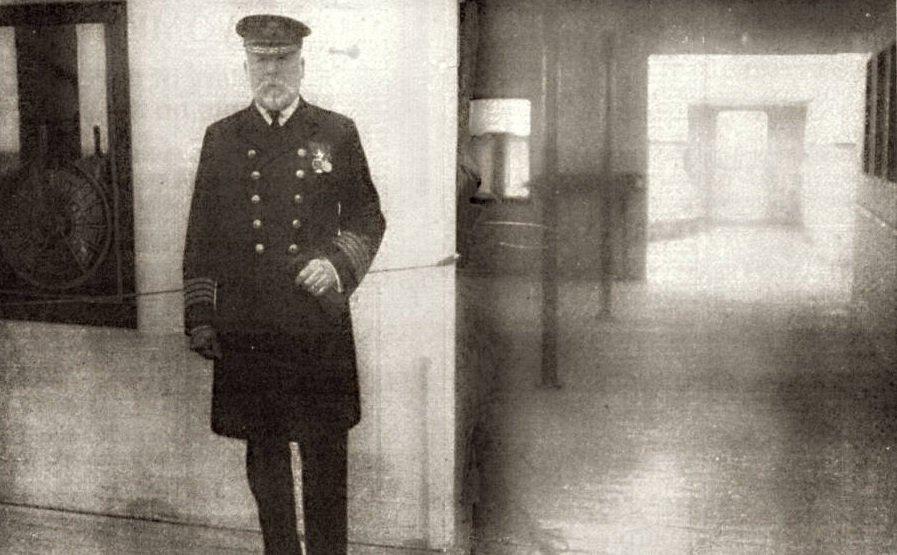 Edward Smith di dek RMS Titanic. 10 April 1912.