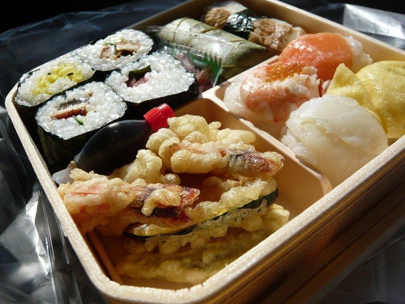 Ekiben, kotak bento yang bisa kamu nikmati di kereta Jepang.
