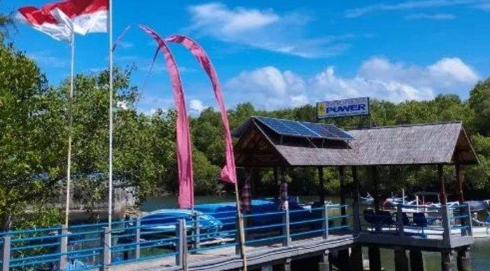 Ekowisata Mangrove Batu Lumbang, tempat wisata alam di Denpasar, Bali yang tawarkan wisata memancing dan bermain kano.