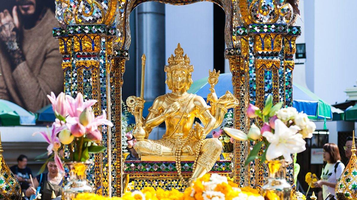 Erawan Shrine, satu tempat wisata gratis di Bangkok Thailand
