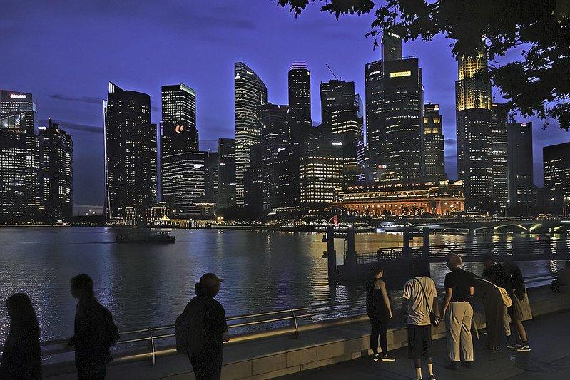 Esplanade Waterfront Promenade, satu tempat wisata gratis di Singapura yang bisa kamu kunjungi saat malam hari.