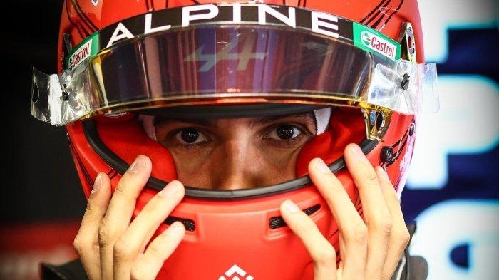Esteban Ocon pembalap Formula 1 atau F1. Sejumlah pembalap F1 di Grand Prix Qatar mengalami kendala cuaca terlalu panas hingga menyebabkan muntah dalam helm dan ada yang hampir pingsan.