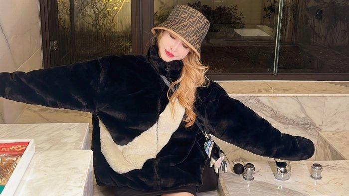 Fang, model cantik asal Taiwan terkejut menemukan benda asing berupa paku yang tertanam di dalam kepalanya saat melewati sinar X-ray bandara.