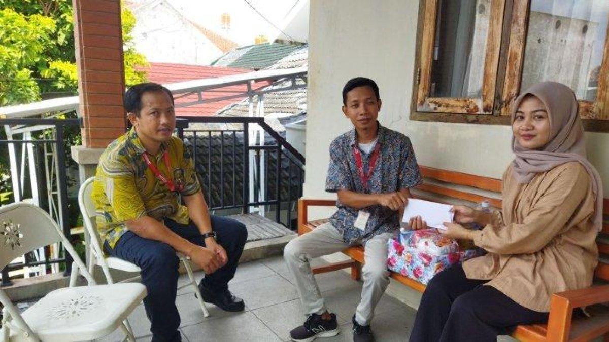 Perwakilan manajemen Alfamart memberikan hadiah kenaikan jabatan dan bantuan atas aksi heroik seorang karyawan mereka bernama Fani yang melawan pencuri saat sedang bekerja di Alfamart Jalan Tlogosari Raya, Kelurahan Muktiharjo Kidul, Kecamatan Pedurungan, Kota Semarang, Senin (15/4/2024).