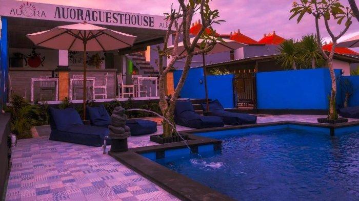 Fasilitas kolam renang di Auora Guest House.