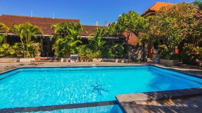 Fasilitas kolam renang di Kedin's Inn.