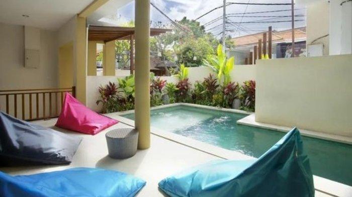 Fasilitas kolam renang di Kuta Suci Guest House.