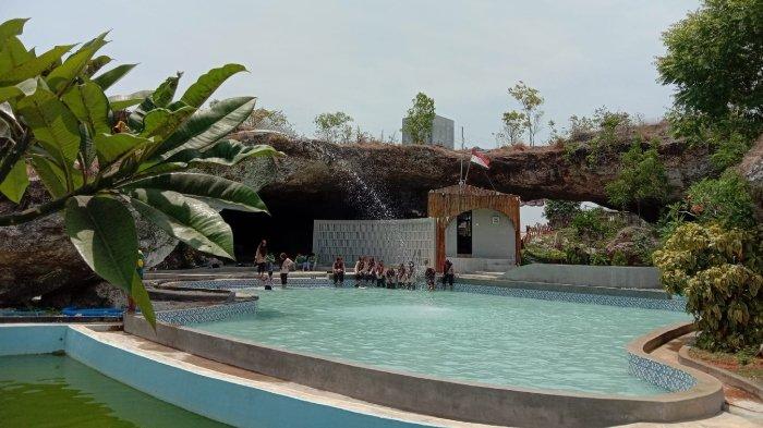 Fasilitas kolam renang yang tersedia di Wisata Gunung Pundut (WGP), Kecamatan Panceng, Kabupaten Gresik, Jawa Timur.