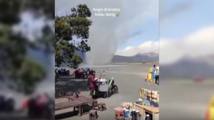 Fenomena dust devil di Gunung Bromo, 18 Juli 2024.