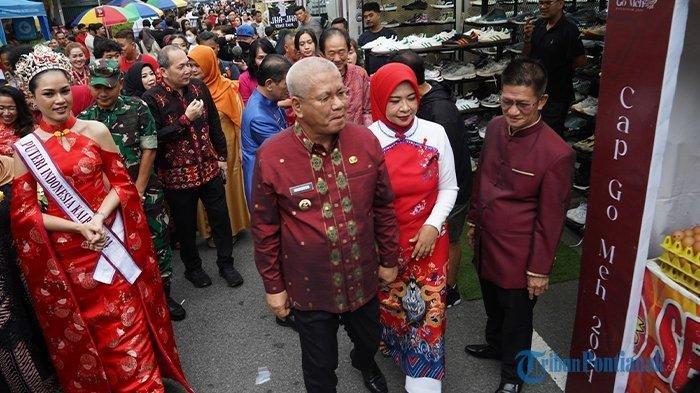Pj Gubernur Kalbar Harisson bersama Pj Wali Kota Pontianak Ani Sofian dan Forkopimda menghadiri pembukaan Festival Cap Go Meh 2024, di Jalan Diponegoro, Kota Pontianak, Minggu (18/2/2024). Perayaan Cap Go Meh 2024 tanpa arak-arakan naga, akan tetapi menampilkan hiburan khusus untuk masyarakat Kota Pontianak seperti aksi bela diri, grup musik, karoke dan stand kuliner khas Kalbar.