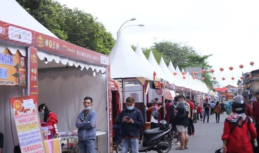 Suasana festival kuliner di Festival Cap Go Meh 2574 30 Januari-5 Februari 2023 di Jalan Diponegoro, Kota Pontianak, Kalimantan Barat.