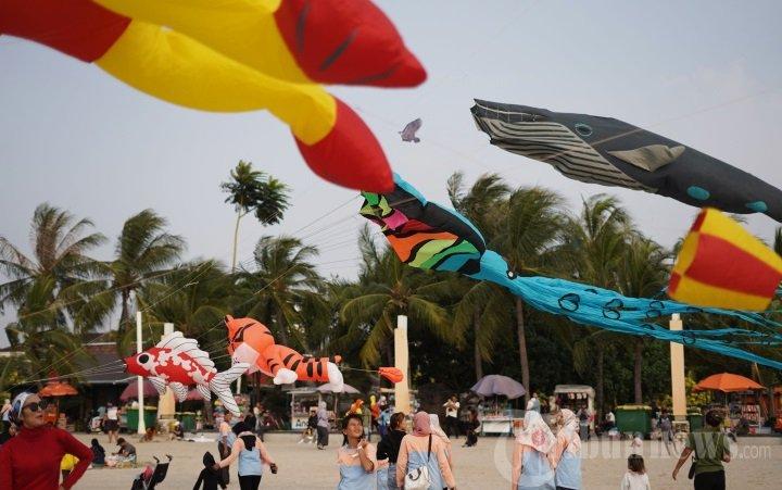 Layang-layang berbagai bentuk dan ukuran diterbangkan di Pantai Lagoon Ancol Jakarta, Sabtu (22/6/2024). Ancol mengadakan Jakarta International Kite Festival dari tanggal 22 Juni hingga 7 Juli 2024 menjadi destinasi wisata menarik bagi keluarga dan pengunjung dari berbagai kalangan, juga meramaikan HUT ke-497 Jakarta.