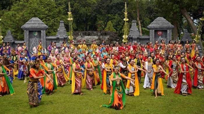 Festival seni tari di Candi Tegowangi, Kabupaten Kediri, Jawa Timur, Kamis (28/4/2022).