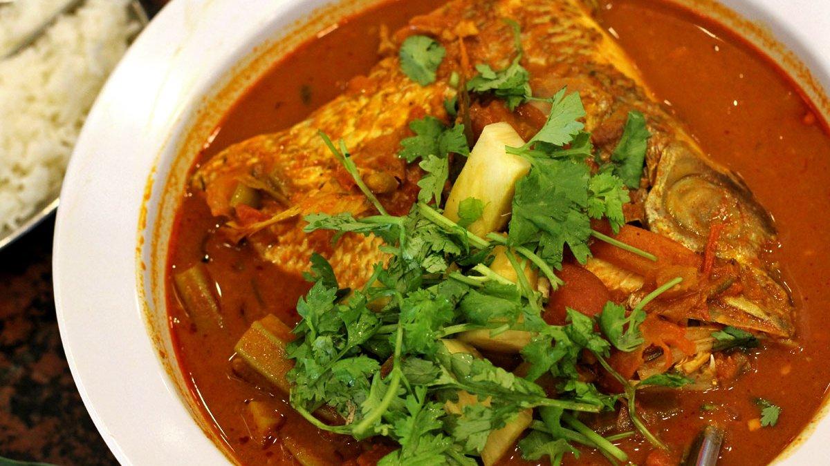 Fish Head Curry, satu street food di Singapura yang terkenal enak.