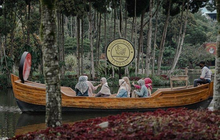 WISATA BANDUNG BARAT - Wisatawan tengah menaiki wahana perahu di Floating Market Lembang, Bandung Barat, Jawa Barat, Selasa (6/5/2025).