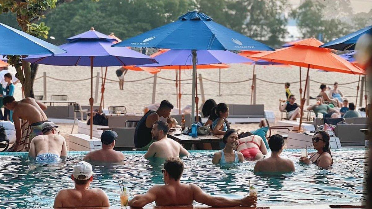 Foc Sentosa, satu beach club bar terbaik di Sentosa Singapura buat healing.