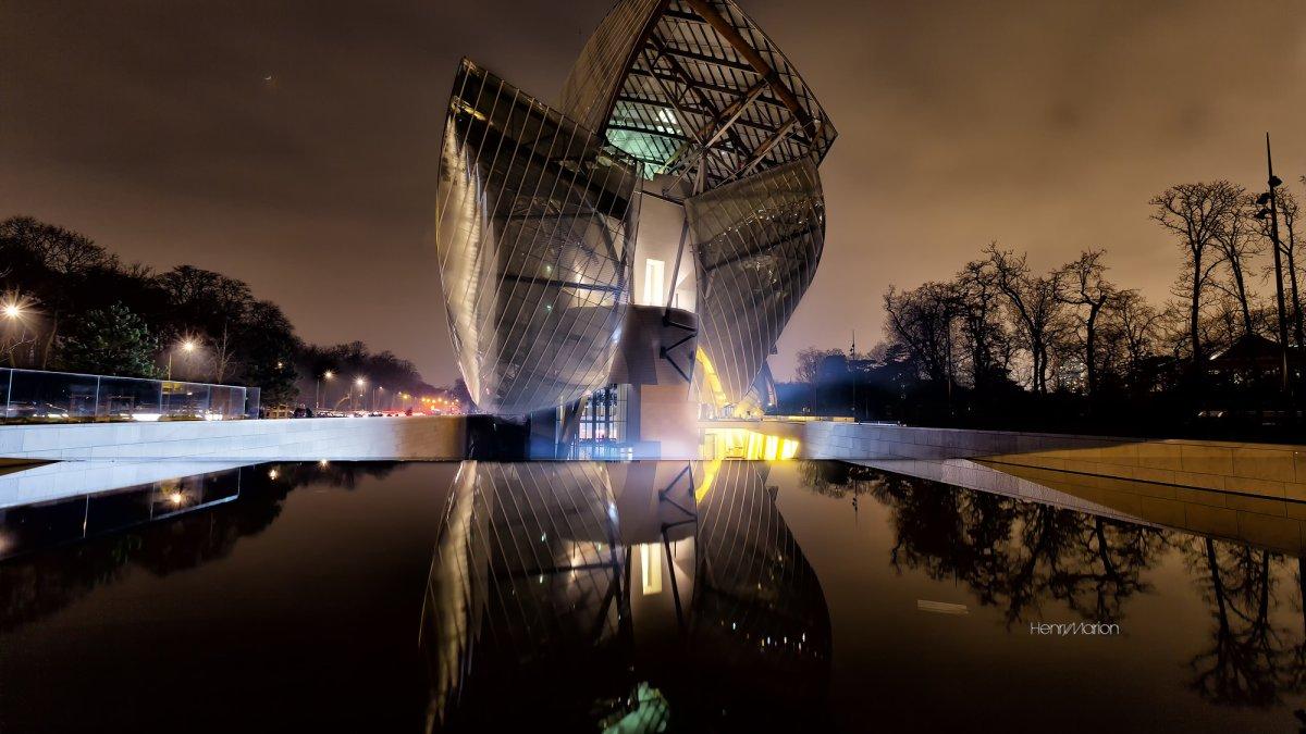 Fondation Louis Vuitton, satu museum terbaik di Paris Prancis yang menarik buat kamu jelajahi.