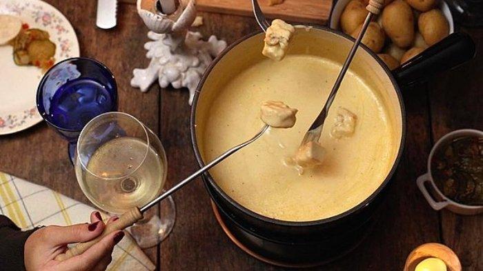 Fondue, kuliner dari Swiss untuk musim dingin.