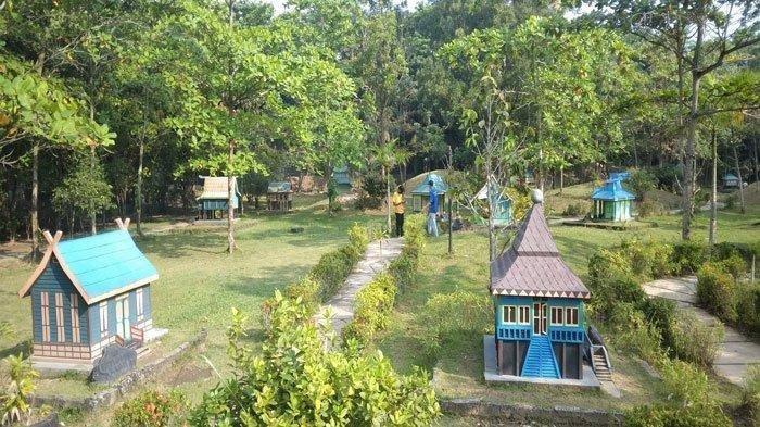 Foto Miniatur Rumah Adat Indonesia di Miniatur House Indonesia, Batam.