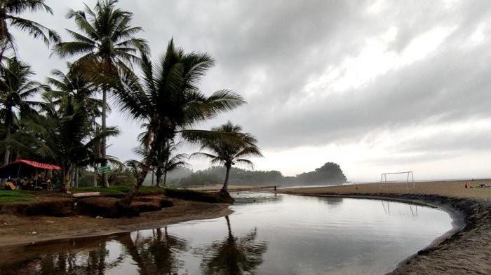 Pantai Wonogoro, Kabupaten Malang, Jawa Timur, Kamis (4/1/2024).