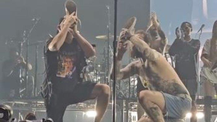 Foto Post Malone ketika meminum air dari sepatu. Video viral di medsos, seorang penyanyi rapper nekat minum air dari sepatu selama tujuh kali, yang bikin penonton mual dan jijik.