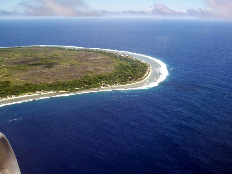 Foto udara menunjukkan sisi utara Pulau Nauru. Nauru adalah satu negara di dunia yang tidak memiliki bandara.