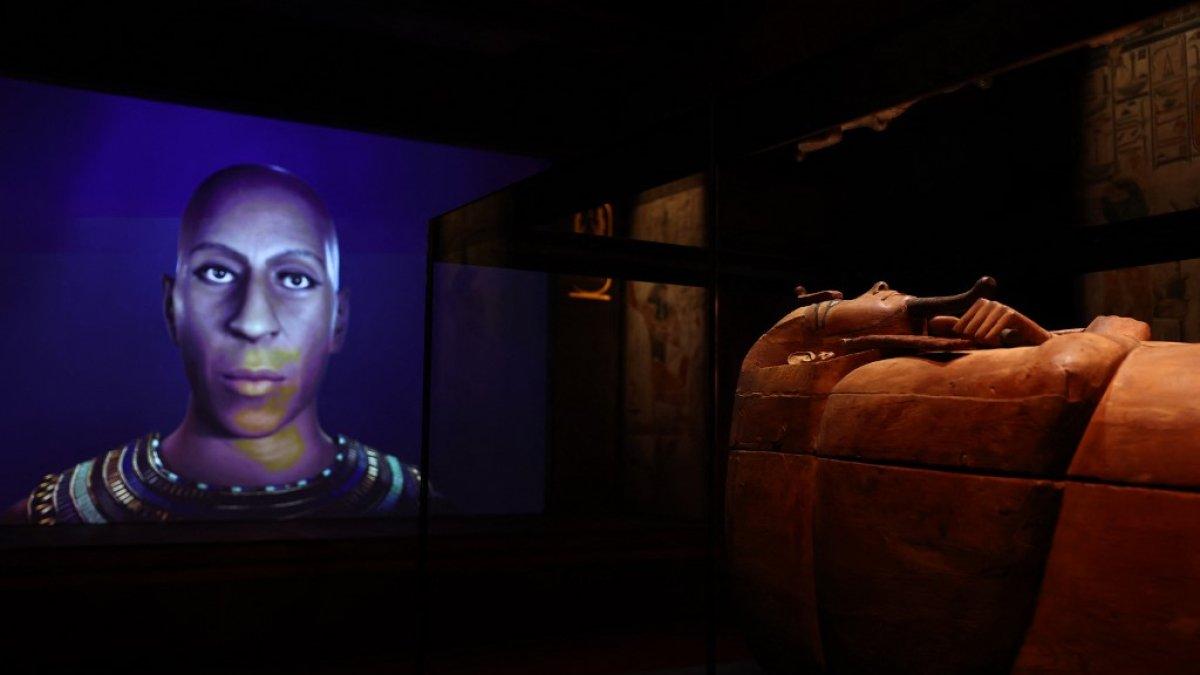 Foto yang diambil pada 6 April 2023 memperlihatkan sarkofagus firaun Ramses II yang dipajang pada hari pembukaan pameran bertajuk 