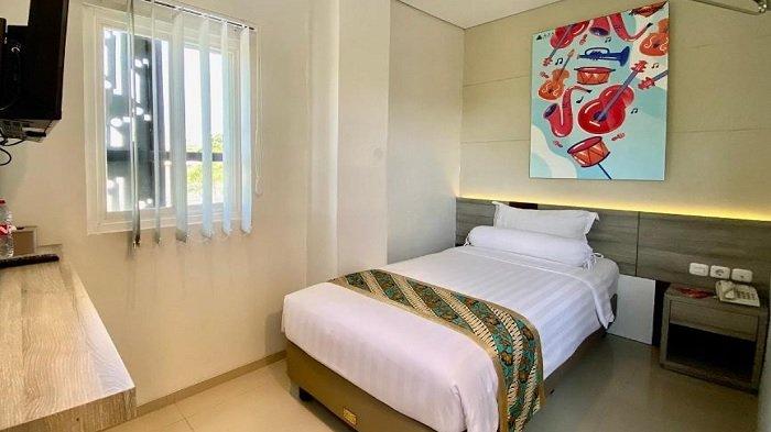 Kamar penginapan di hotel Front One Budget Boyolali, Jawa Tengah.